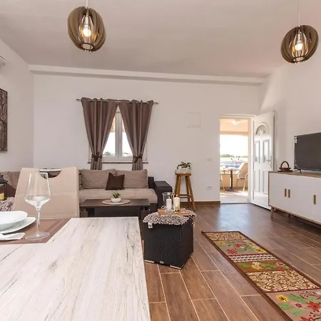 Awesome In Biograd With Kitchen Apartman Biograd na Moru