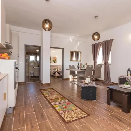 Apartman Awesome In Biograd With Kitchen